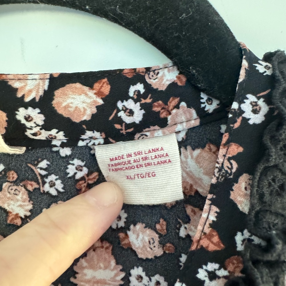 Levi's Farah Long Dress featuring a black ditsy floral print - Picture 6 of 13